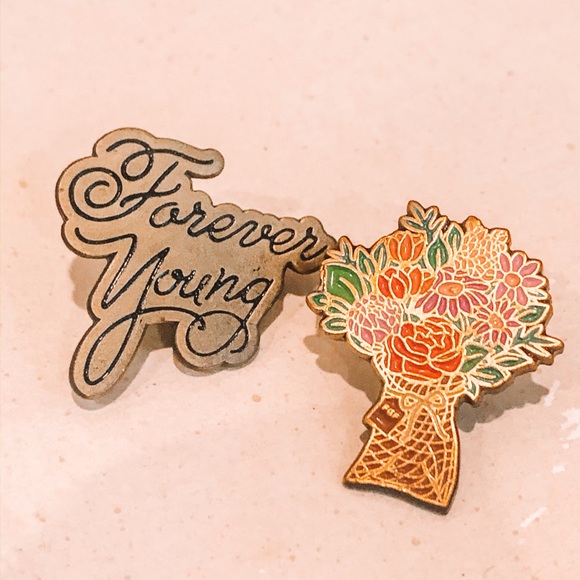 Set of two Enamel Pins - Picture 1 of 4